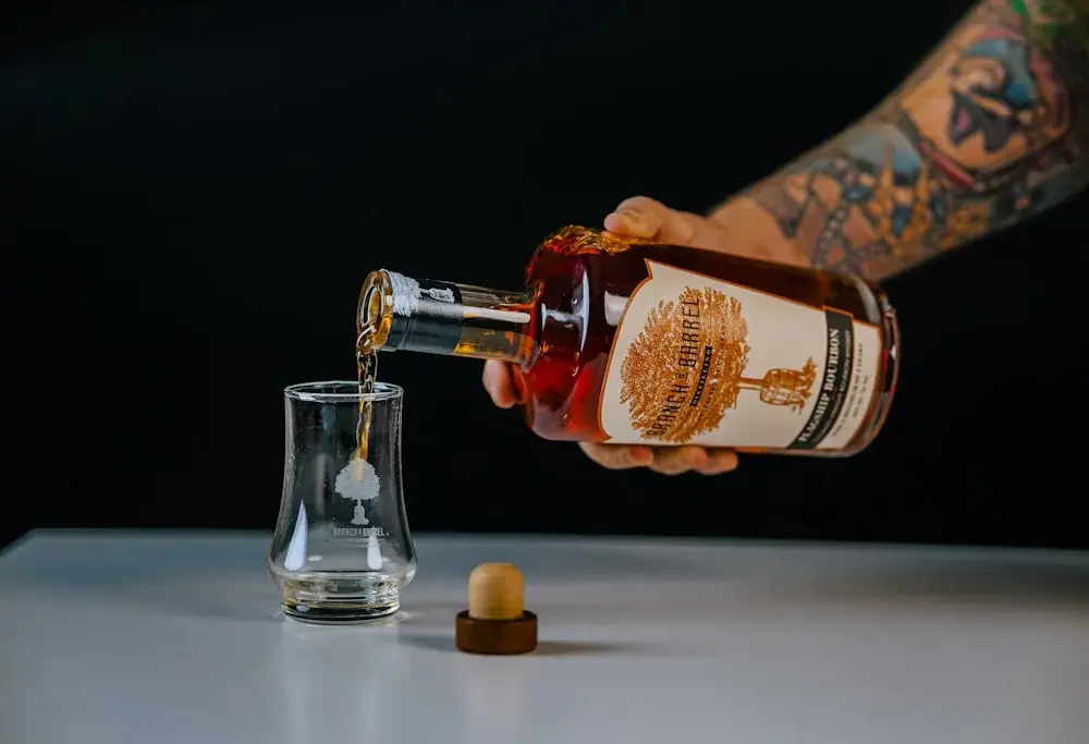 Czym się różni whisky od whiskey? Kluczowe różnice i fakty