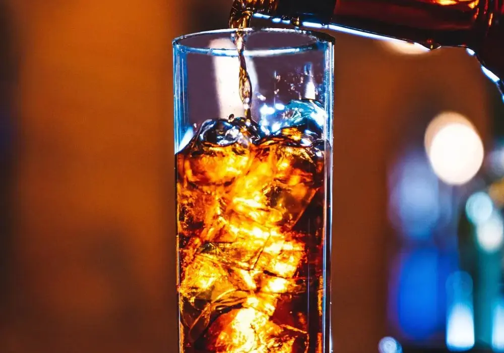 Ile kalorii ma whisky z colą? Zaskakujące fakty o napoju!