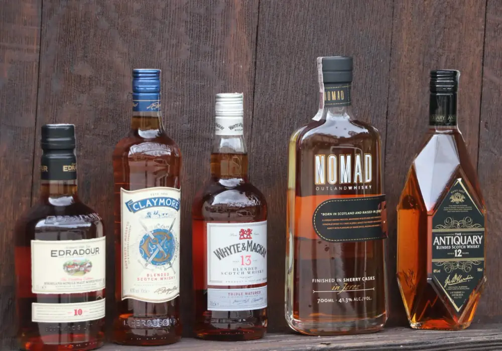Jak się pisze whisky? Odkryj różnice między whisky a whiskey