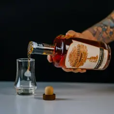 Czym się różni whisky od whiskey? Kluczowe różnice i fakty