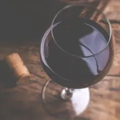 Czy wino może się zepsuć? Poznaj przyczyny i objawy psucia się wina
