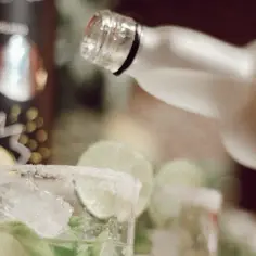 Ile kalorii ma butelka wódki? Zaskakujące fakty o alkoholu