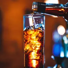 Ile kalorii ma whisky z colą? Zaskakujące fakty o napoju!