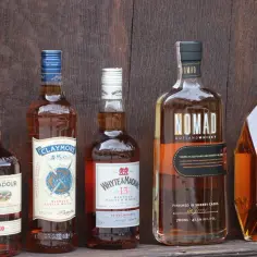 Jak się pisze whisky? Odkryj różnice między whisky a whiskey